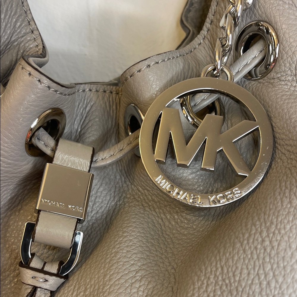 Michael Kors Camden Pebbled Leather Large Drawstring Shoulder Tote Ash Grey EUC - Picture 4 of 16